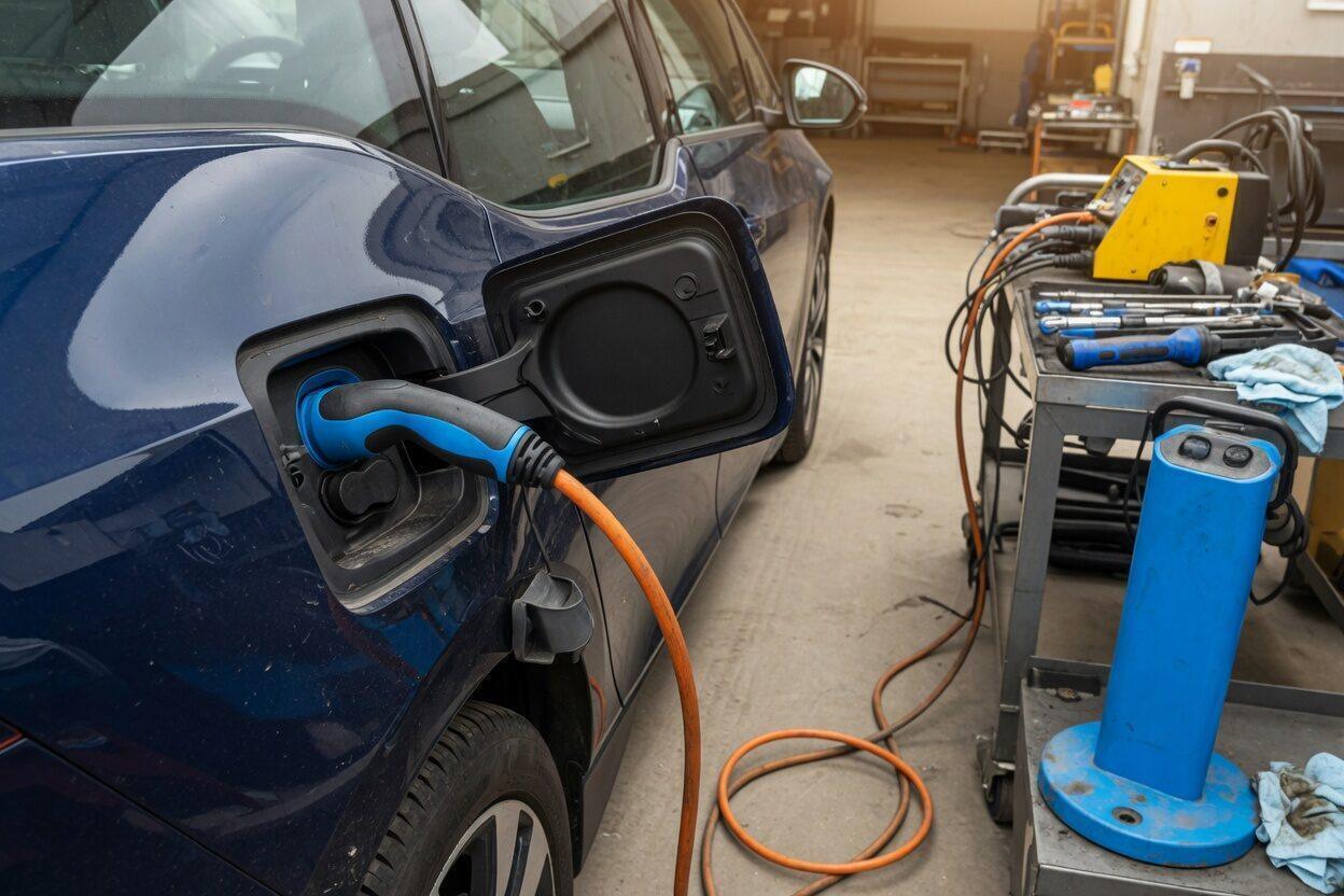 Elektroauto bei der Wartung in einer Kfz-Werkstatt in Eppingen