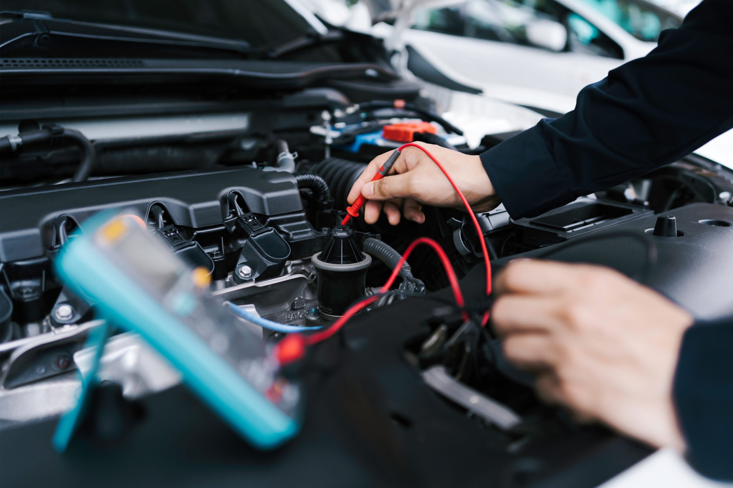 In der E-Auto Klinik in Eppingen wird Werkstattarbeit geleistet